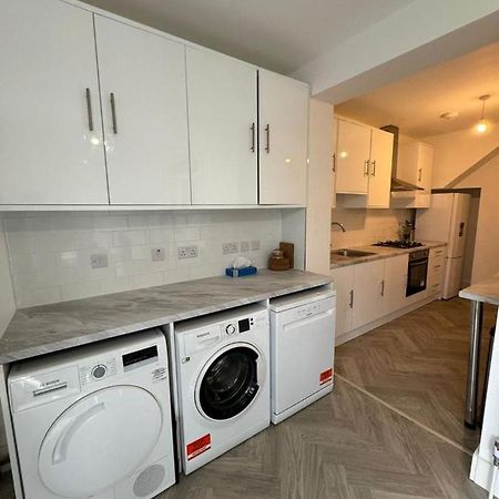 Smart Guest Rooms Fast Access To Central London Via Piccadilly Line New Southgate 외부 사진