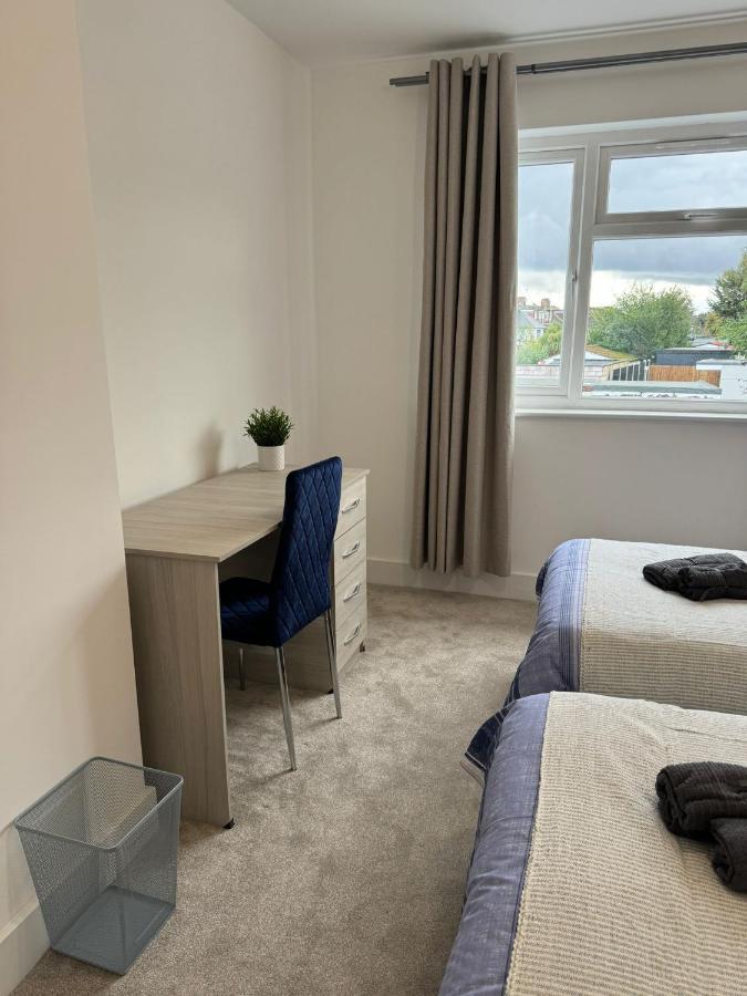 Smart Guest Rooms Fast Access To Central London Via Piccadilly Line New Southgate 외부 사진