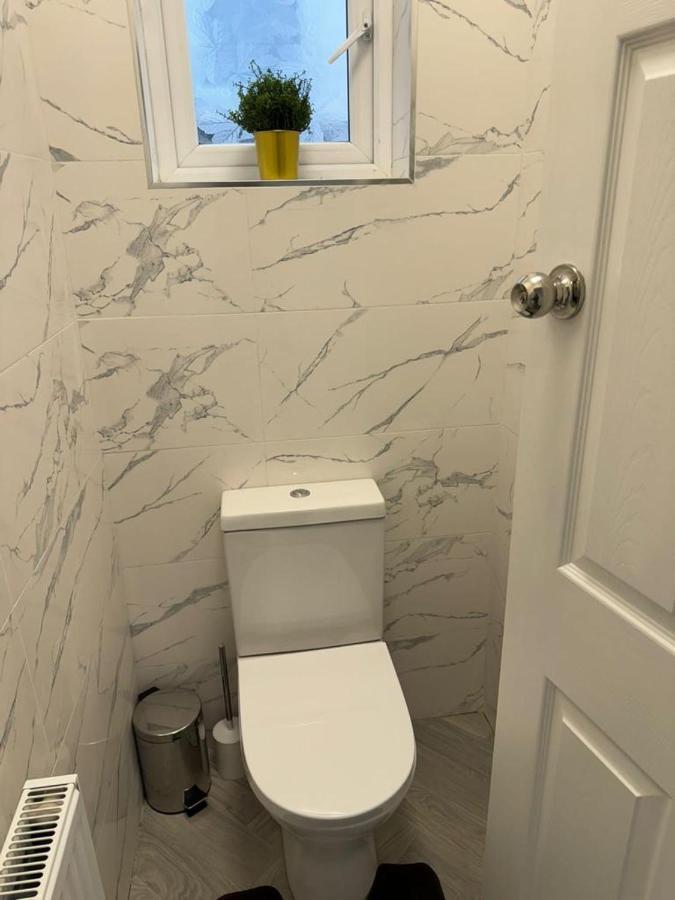 Smart Guest Rooms Fast Access To Central London Via Piccadilly Line New Southgate 외부 사진