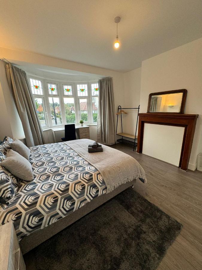 Smart Guest Rooms Fast Access To Central London Via Piccadilly Line New Southgate 외부 사진
