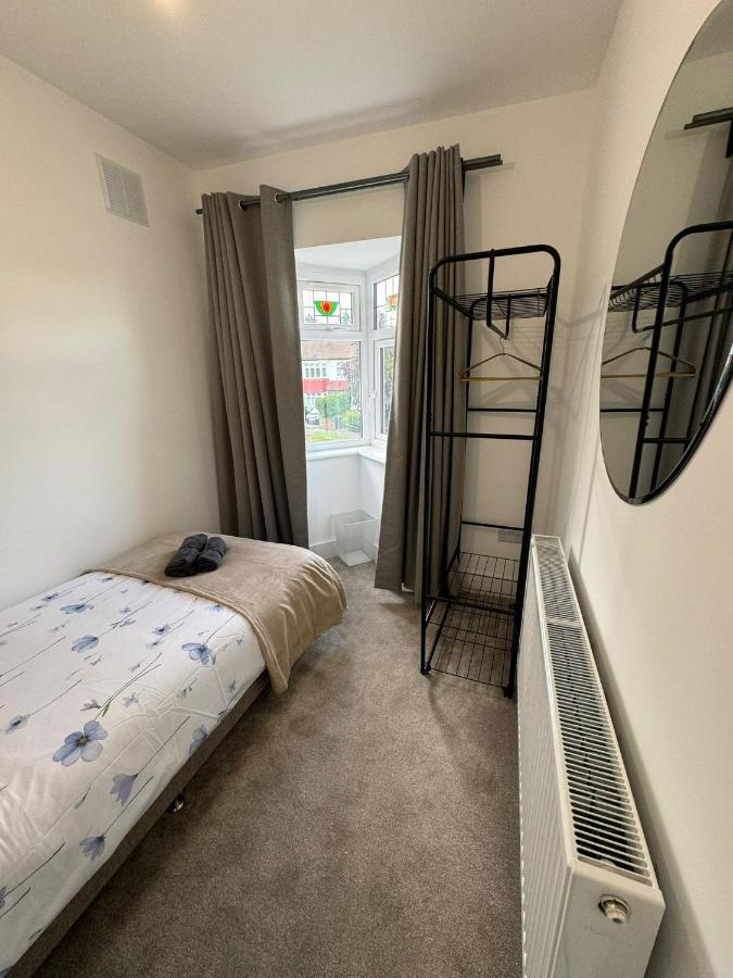 Smart Guest Rooms Fast Access To Central London Via Piccadilly Line New Southgate 외부 사진