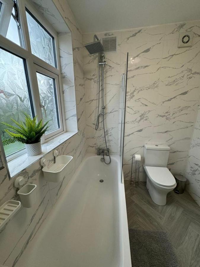 Smart Guest Rooms Fast Access To Central London Via Piccadilly Line New Southgate 외부 사진