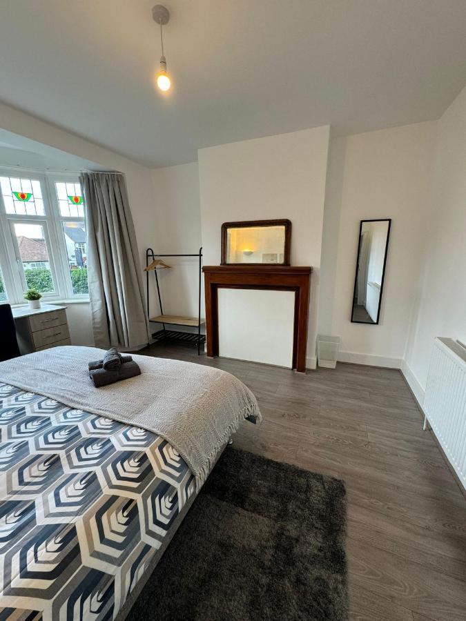 Smart Guest Rooms Fast Access To Central London Via Piccadilly Line New Southgate 외부 사진
