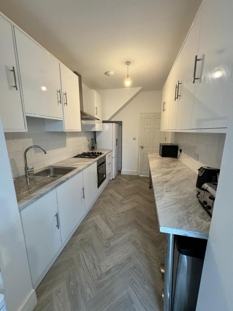 Smart Guest Rooms Fast Access To Central London Via Piccadilly Line New Southgate 외부 사진